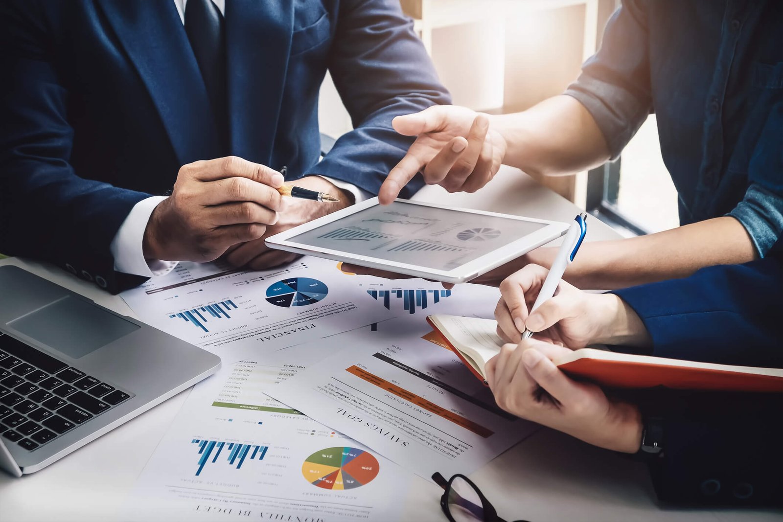 Assessoria Empresarial com Mestre em economia, Gilberto Alves Costa